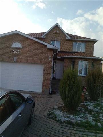 609 Bristol Rd, House detached with 4 bedrooms, 3 bathrooms and 1 parking in Mississauga ON | Image 2
