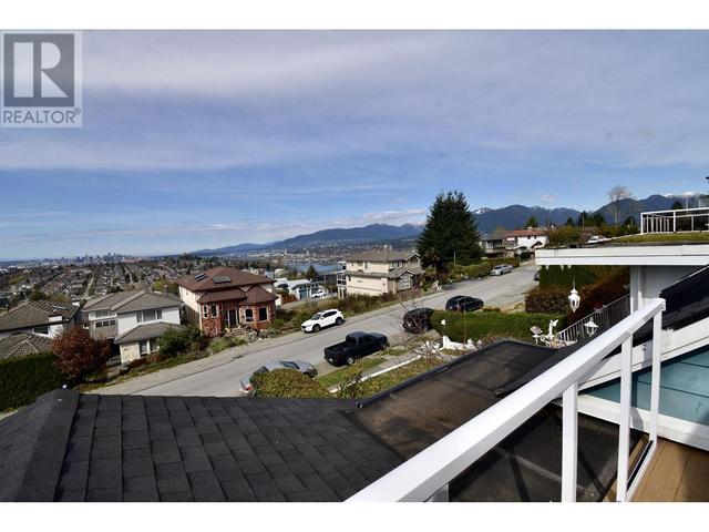 30 N Hythe Avenue, House detached with 4 bedrooms, 3 bathrooms and 2 parking in Burnaby BC | Image 14