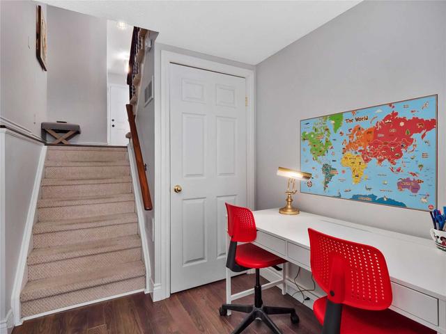 500 Renforth Dr, Townhouse with 3 bedrooms, 3 bathrooms and 2 parking in Toronto ON | Image 4