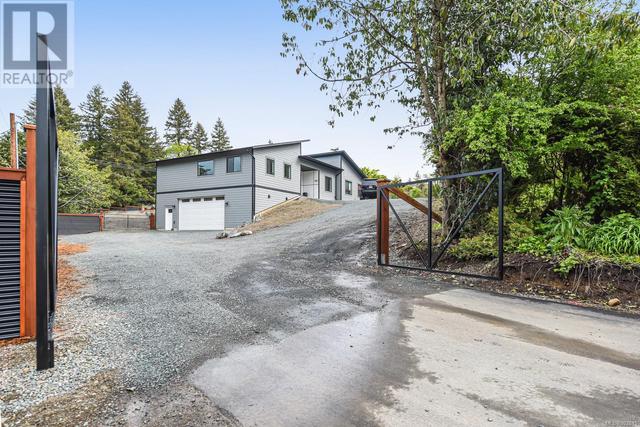 4698 Island Hwy N, House detached with 3 bedrooms, 3 bathrooms and 8 parking in Courtenay BC | Card Image