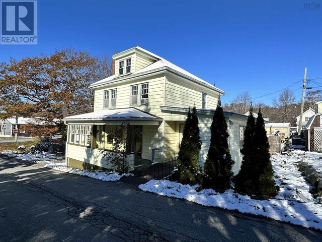 1 Dexter Avenue, House detached with 3 bedrooms, 2 bathrooms and null parking in Queens NS | Image 1