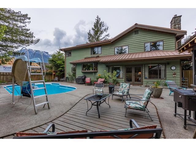 2130 Parkway Road, House detached with 4 bedrooms, 5 bathrooms and 4 parking in Squamish BC | Card Image