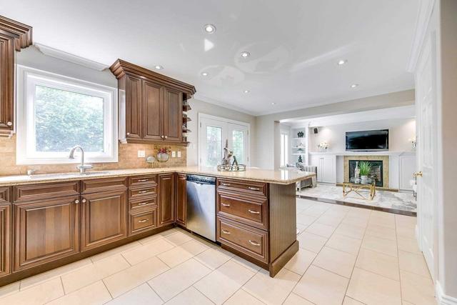 2113 Laurelwood Dr, House detached with 4 bedrooms, 4 bathrooms and 4 parking in Oakville ON | Image 4