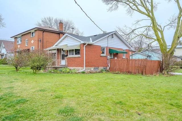 68 Jansen Ave, House detached with 2 bedrooms, 1 bathrooms and 3 parking in Kitchener ON | Image 34