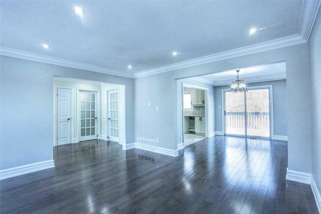 4047 Ellesmere Rd, House detached with 3 bedrooms, 3 bathrooms and 5 parking in Toronto ON | Image 2