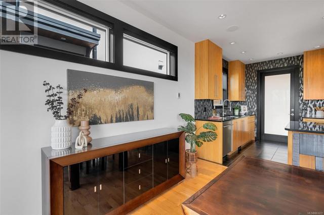 4015 Rainbow St, House detached with 4 bedrooms, 4 bathrooms and 4 parking in Saanich BC | Image 17