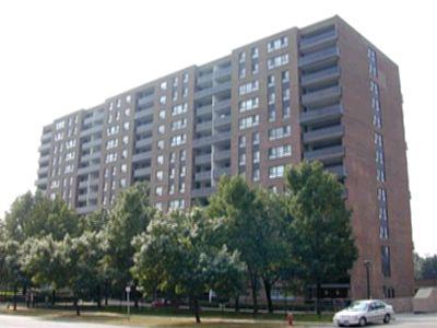 1201 - 4 Lisa St, Condo with 3 bedrooms, 2 bathrooms and 1 parking in Brampton ON | Image 1