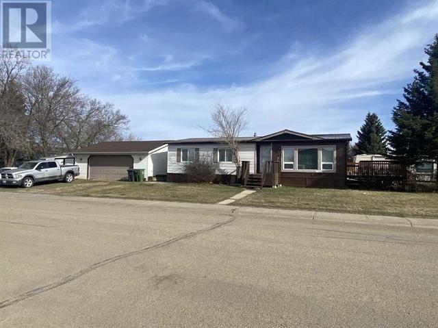 6402 51 Street, House other with 3 bedrooms, 2 bathrooms and 6 parking in Ponoka AB | Image 2