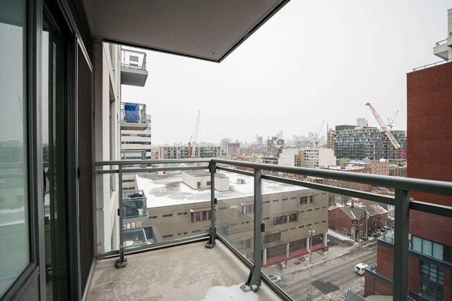 1216 - 525 Adelaide St W, Condo with 3 bedrooms, 2 bathrooms and 1 parking in Toronto ON | Image 8