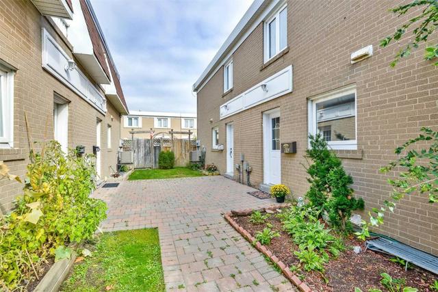86 Townhouse Cres, Townhouse with 3 bedrooms, 2 bathrooms and 2 parking in Brampton ON | Image 1