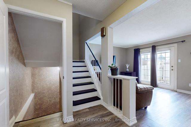 9 Greenhills Sq, House attached with 3 bedrooms, 1 bathrooms and 3 parking in Brampton ON | Image 11