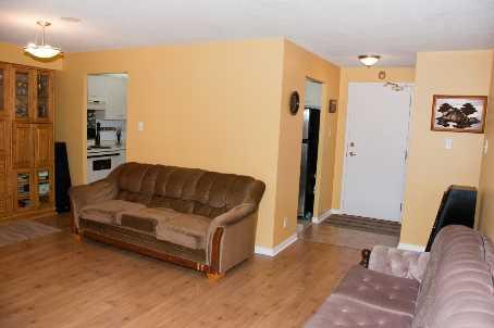 405 - 115 Hillcrest Ave, Condo with 2 bedrooms, 1 bathrooms and 1 parking in Mississauga ON | Image 3