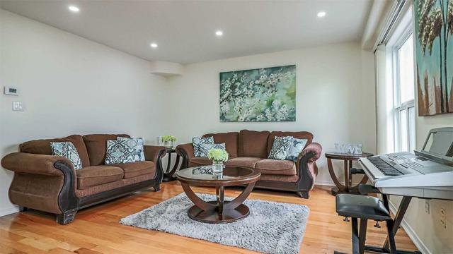 87 Ozner Crt, House attached with 3 bedrooms, 3 bathrooms and 4 parking in Brampton ON | Image 3