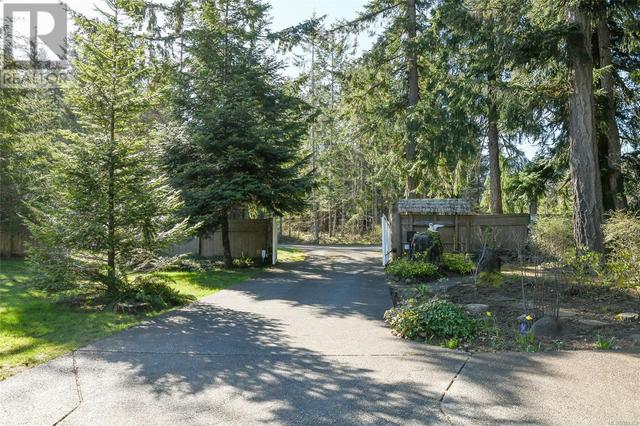 501 Arbutus Bay Rd, House detached with 3 bedrooms, 3 bathrooms and 10 parking in Comox Valley A BC | Image 12