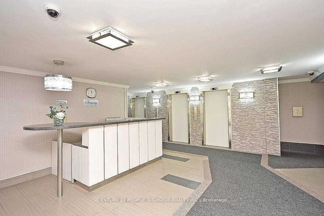 1405 - 15 Kensington Rd, Condo with 2 bedrooms, 1 bathrooms and 1 parking in Brampton ON | Image 16
