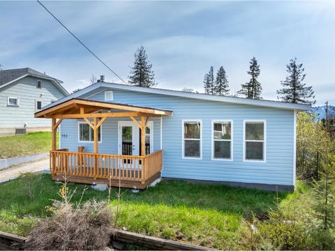 919 Regina Street, House detached with 3 bedrooms, 2 bathrooms and null parking in Creston BC | Card Image