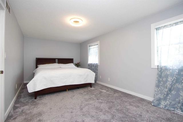 131 Sagebrush St, House attached with 3 bedrooms, 2 bathrooms and 5 parking in Oshawa ON | Image 5