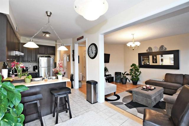 132 Holmes Cres, House attached with 3 bedrooms, 3 bathrooms and 3 parking in Milton ON | Image 8