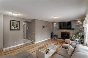 27 Sunrise Crescent Se, House detached with 3 bedrooms, 3 bathrooms and 4 parking in Calgary AB | Image 4