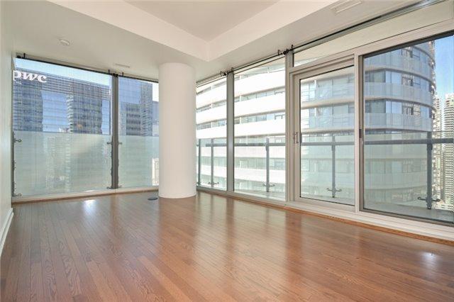 2910 - 12 York St, Condo with 2 bedrooms, 2 bathrooms and 1 parking in Toronto ON | Image 2