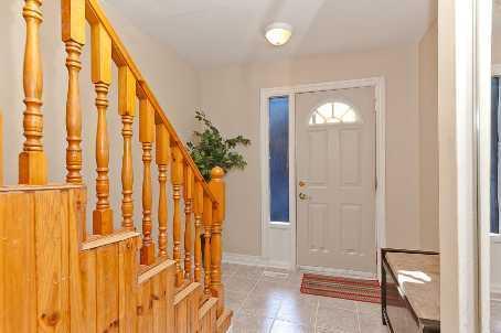 242 Fleetwood Cres, Townhouse with 3 bedrooms, 2 bathrooms and 1 parking in Brampton ON | Image 2