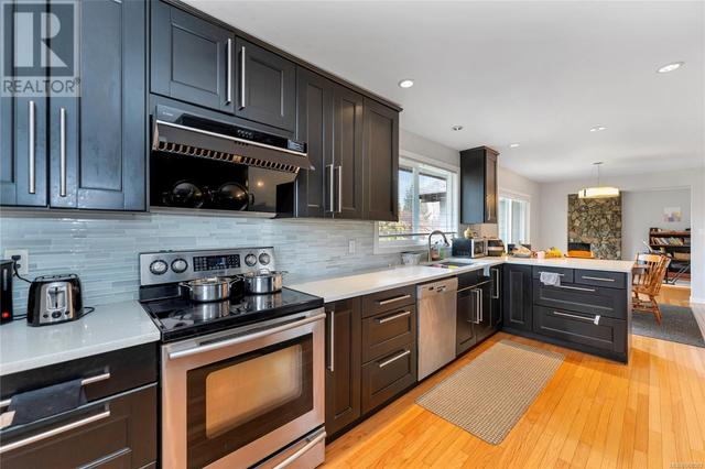 4261 Thornhill Cres, House detached with 5 bedrooms, 3 bathrooms and 6 parking in Saanich BC | Image 3