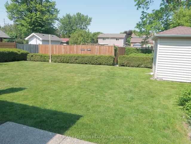 943 Hazel St, House detached with 3 bedrooms, 2 bathrooms and 5 parking in Burlington ON | Image 2
