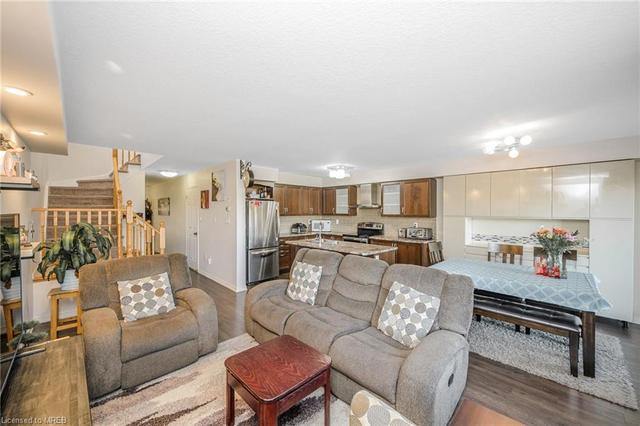 8477 Primrose Lane, House attached with 4 bedrooms, 2 bathrooms and 3 parking in Niagara Falls ON | Image 2