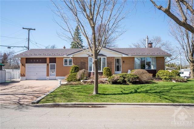 2385 Urbandale Drive, House detached with 3 bedrooms, 2 bathrooms and 4 parking in Ottawa ON | Image 2