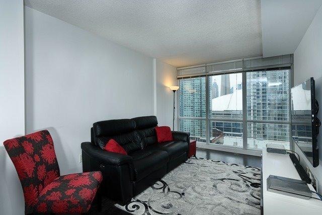 2307 - 15 Fort York Blvd, Condo with 1 bedrooms, 1 bathrooms and 1 parking in Toronto ON | Image 2