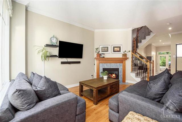 519 Devonwood Circle, Townhouse with 3 bedrooms, 3 bathrooms and 3 parking in Ottawa ON | Image 7