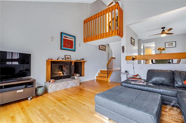 1074 Grenoble Crescent, Home with 3 bedrooms, 2 bathrooms and 3 parking in Ottawa ON | Image 6