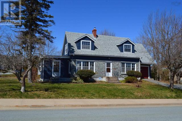 114 Dominion Street, House detached with 3 bedrooms, 1 bathrooms and null parking in Bridgewater NS | Image 1