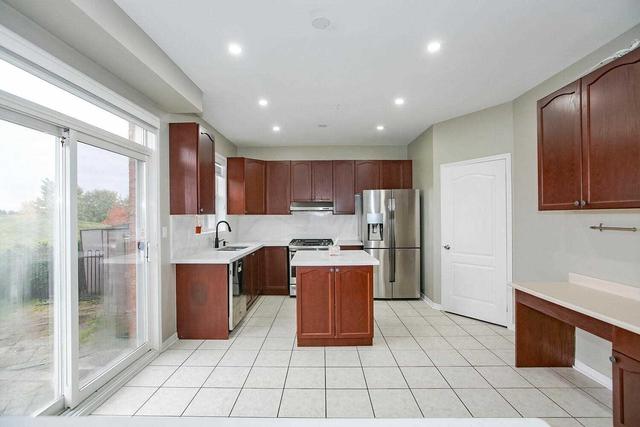 33 Upper Highland Dr, House detached with 4 bedrooms, 4 bathrooms and 6 parking in Brampton ON | Image 2