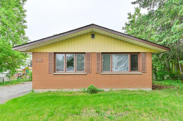7 Hollandale Ave, House detached with 3 bedrooms, 1 bathrooms and 4 parking in Quinte West ON | Image 2