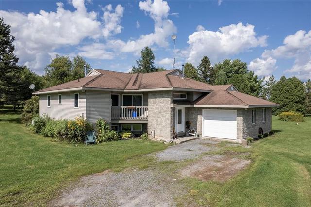 17667 Island Road, House detached with 4 bedrooms, 3 bathrooms and 6 parking in South Stormont ON | Image 2