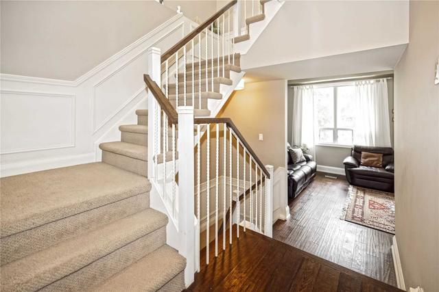 104 Poplar Cres, Townhouse with 3 bedrooms, 2 bathrooms and 3 parking in Aurora ON | Image 5