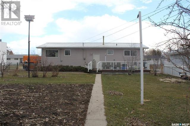 209 3rd Avenue E, House detached with 3 bedrooms, 2 bathrooms and null parking in Lampman SK | Image 24