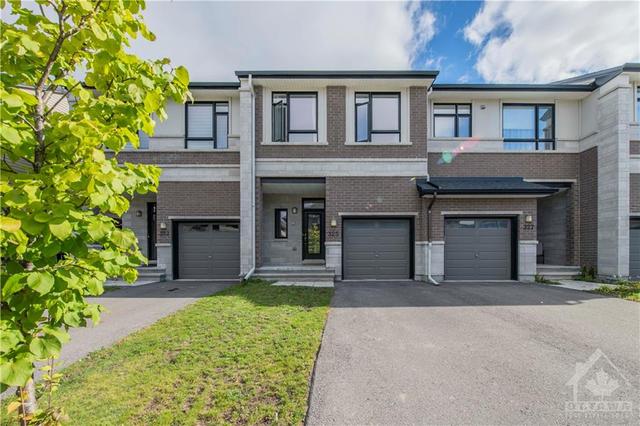325 Dolce Crescent, Townhouse with 3 bedrooms, 3 bathrooms and 3 parking in Ottawa ON | Image 1