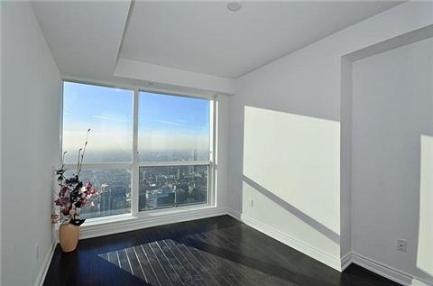 7114 - 388 Yonge St, Condo with 2 bedrooms, 2 bathrooms and 1 parking in Toronto ON | Image 2