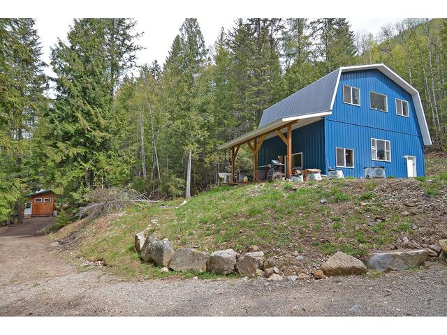 8907 Martens Road, House detached with 3 bedrooms, 2 bathrooms and null parking in Central Kootenay H BC | Image 3