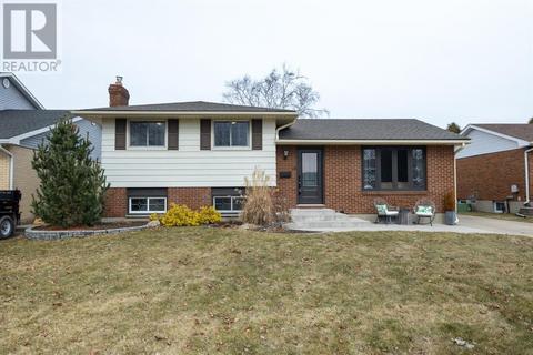 18 Durco Avenue, House detached with 4 bedrooms, 1 bathrooms and null parking in Sarnia ON | Card Image