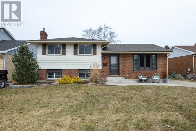 18 Durco Avenue, House detached with 4 bedrooms, 1 bathrooms and null parking in Sarnia ON | Image 1