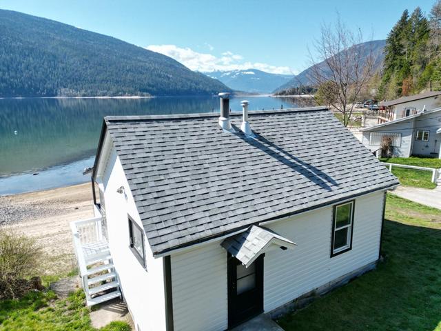 3230 Highway 3a, House detached with 1 bedrooms, 1 bathrooms and 1 parking in Central Kootenay F BC | Image 1