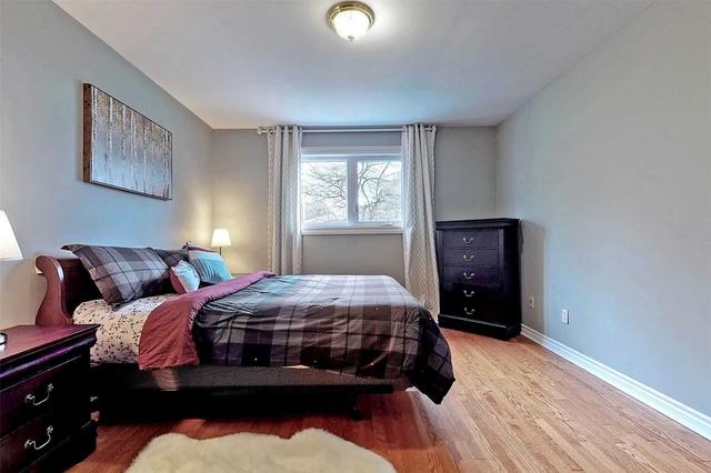 236 Cherokee Blvd, House semidetached with 3 bedrooms, 3 bathrooms and 3 parking in Toronto ON | Image 8