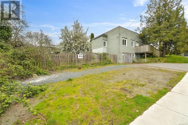 232 Burnside Rd W, House detached with 2 bedrooms, 2 bathrooms and 2 parking in Saanich BC | Image 38