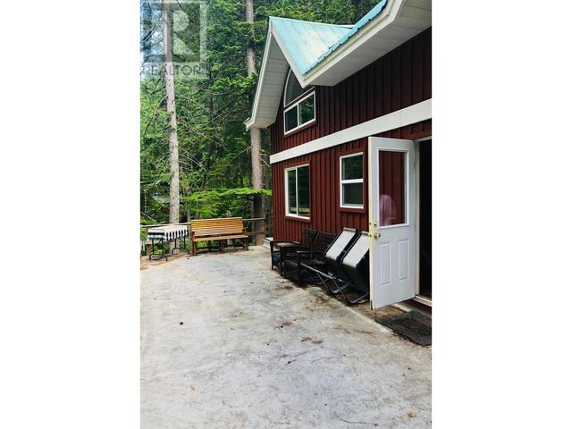 12 Hummingbird Cove, House detached with 4 bedrooms, 1 bathrooms and null parking in Columbia Shuswap F BC | Image 4