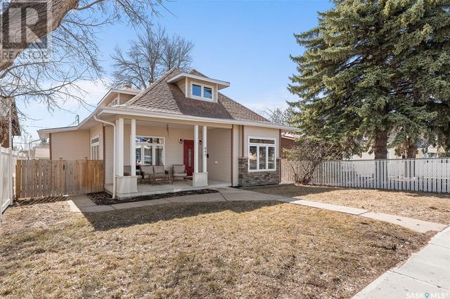 645 Hochelaga Street W, House detached with 3 bedrooms, 3 bathrooms and null parking in Moose Jaw SK | Image 2