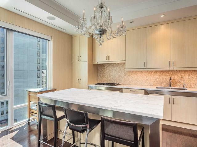 1002 - 80 Yorkville Ave, Condo with 2 bedrooms, 2 bathrooms and 2 parking in Toronto ON | Image 3