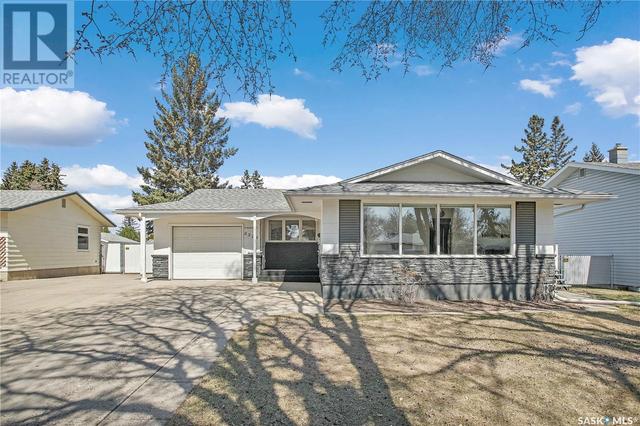 2323 Arnold Street, House detached with 4 bedrooms, 2 bathrooms and null parking in Saskatoon SK | Image 2